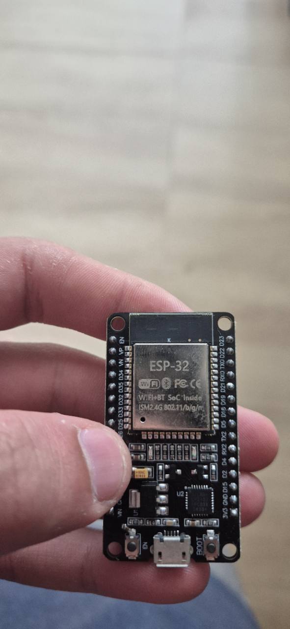 Placa ESP32 usada nos módulos, segurada na mão