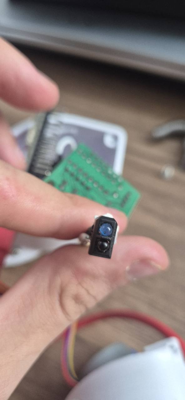 Sensor óptico TCRT5000, com emissor e receptor