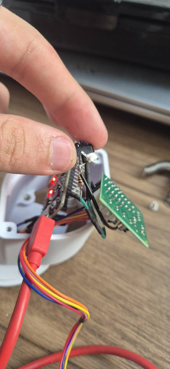ESP32, sensor e driver do motor junto à carcaça impressa